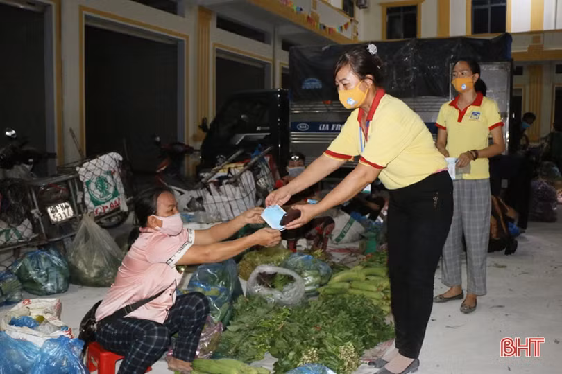 Tăng cường phòng dịch COVID-19 ở chợ nông sản Bình Hương