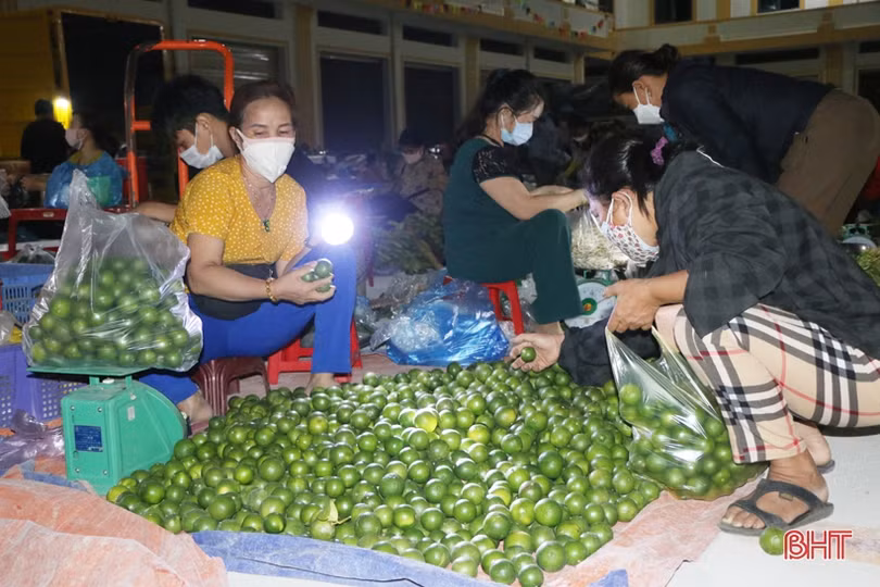 Tăng cường phòng dịch COVID-19 ở chợ nông sản Bình Hương