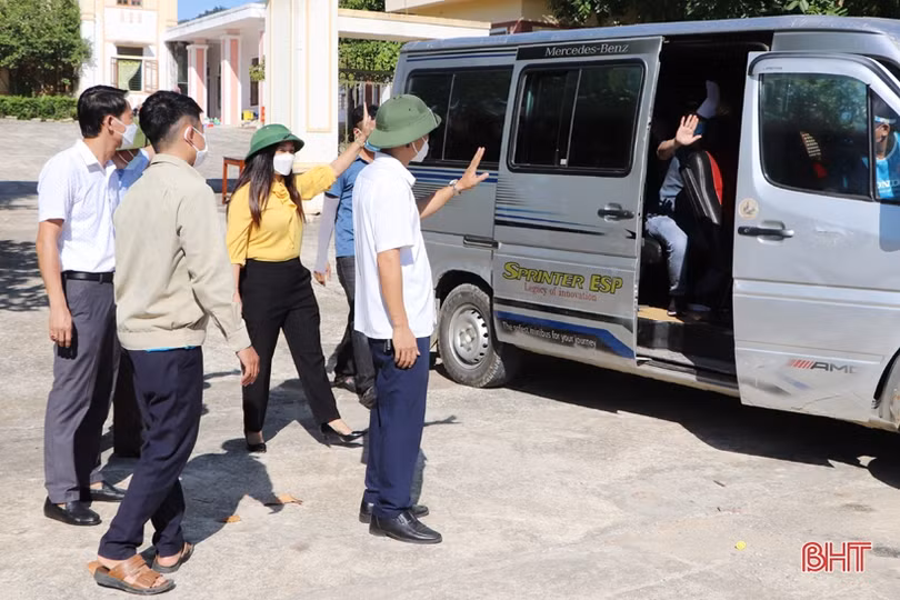 Vũ Quang bàn giao công dân hoàn thành cách ly sau khi trở về trên tàu SE 14
