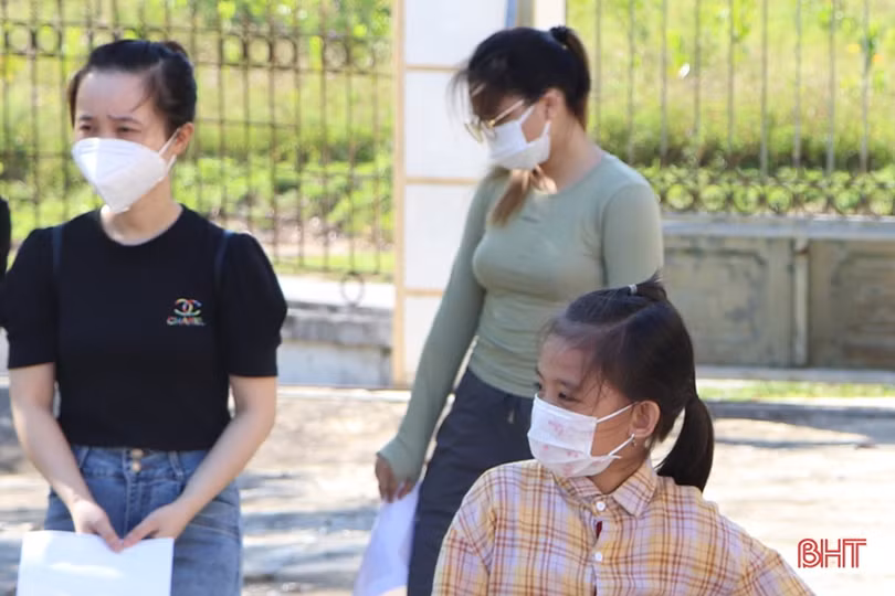 Vũ Quang bàn giao công dân hoàn thành cách ly sau khi trở về trên tàu SE 14
