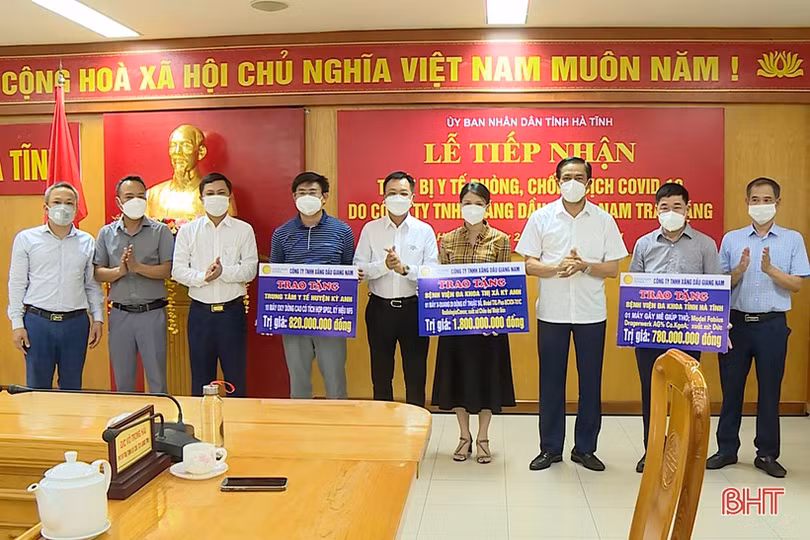 Các doanh nghiệp hỗ trợ Hà Tĩnh thiết bị y tế phòng, chống dịch COVID-19