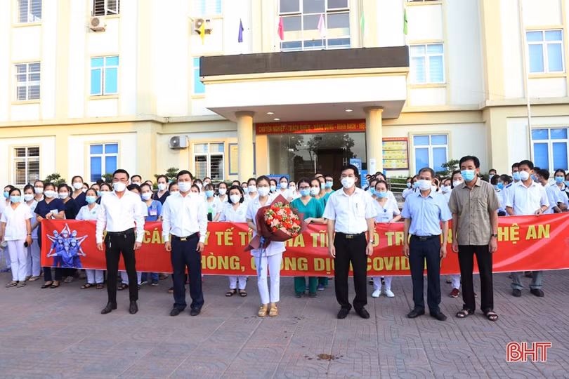 Hà Tĩnh chi viện 152 cán bộ y tế giúp Nghệ An phòng, chống dịch COVID-19