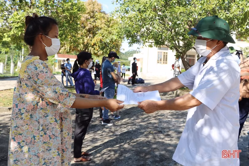 Vũ Quang bàn giao công dân hoàn thành cách ly sau khi trở về trên tàu SE 14