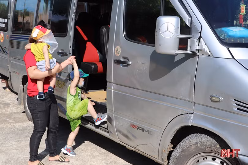 Vũ Quang bàn giao công dân hoàn thành cách ly sau khi trở về trên tàu SE 14