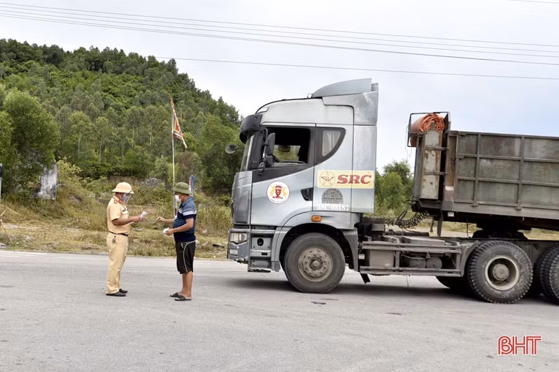 Kiểm soát chặt phương tiện trên “luồng xanh” ra, vào địa bàn TX Hồng Lĩnh