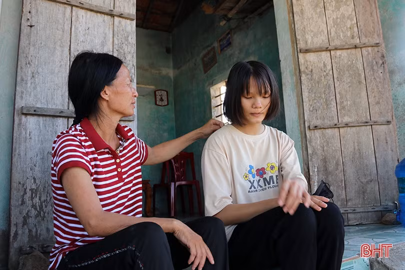 Niềm vui của cô học trò nghèo làng biển ở Hà Tĩnh đạt 28 điểm khối C