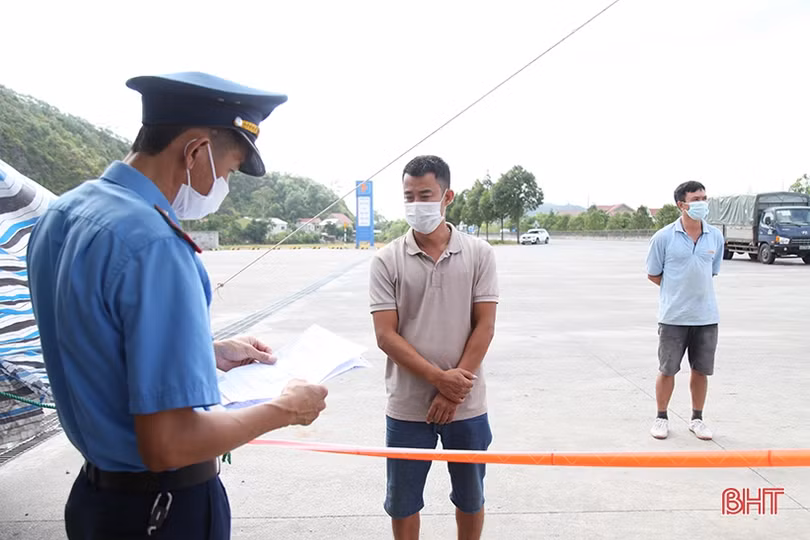 Phương tiện vận tải hàng hóa lưu thông thuận lợi qua các chốt kiểm soát dịch COVID-19 ở Hà Tĩnh