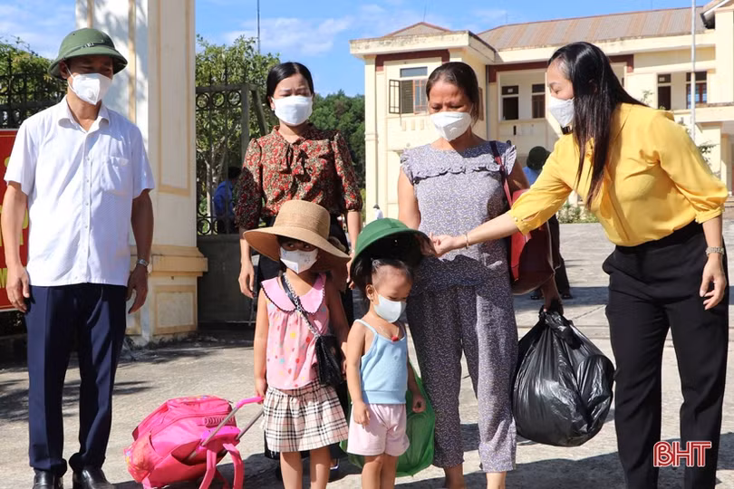 Vũ Quang bàn giao công dân hoàn thành cách ly sau khi trở về trên tàu SE 14