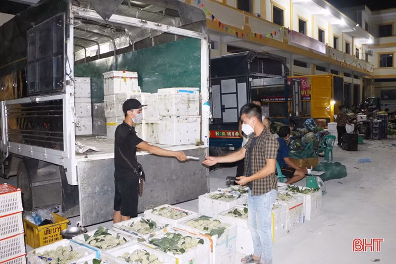 Tăng cường phòng dịch COVID-19 ở chợ nông sản Bình Hương
