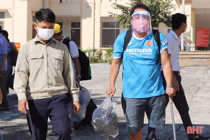 Vũ Quang bàn giao công dân hoàn thành cách ly sau khi trở về trên tàu SE 14
