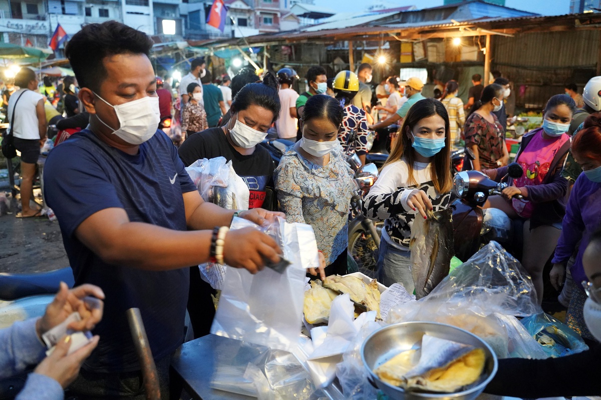 Dân Phnom Penh đổ xô tích trữ thực phẩm trước giờ phong tỏa thủ đô