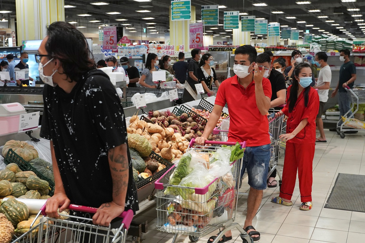 Dân Phnom Penh đổ xô tích trữ thực phẩm trước giờ phong tỏa thủ đô