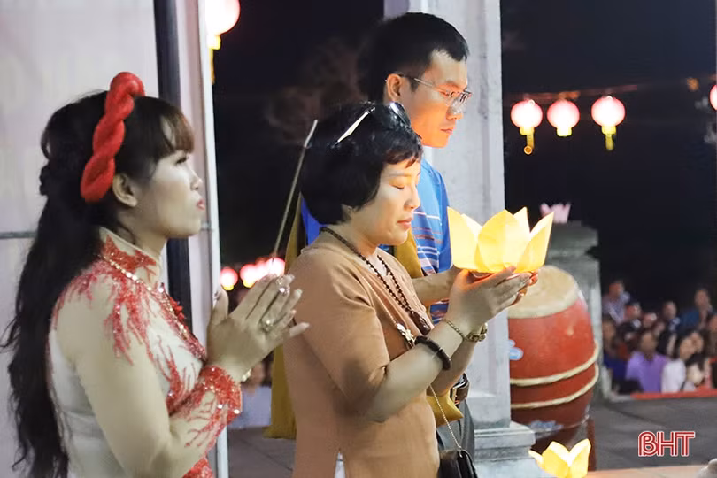 Độc đáo lễ hội cầu an, thả đèn hoa đăng trên sông Ngàn Phố