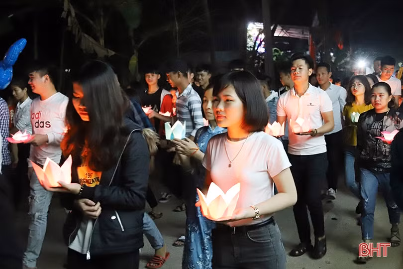 Độc đáo lễ hội cầu an, thả đèn hoa đăng trên sông Ngàn Phố