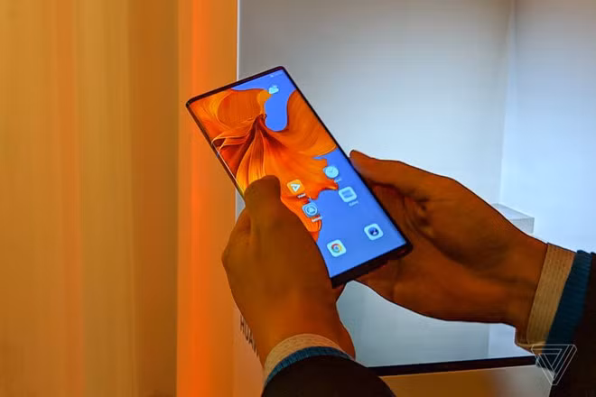Ảnh thực tế Huawei Mate X - màn hình gập, 3 camera, hỗ trợ 5G