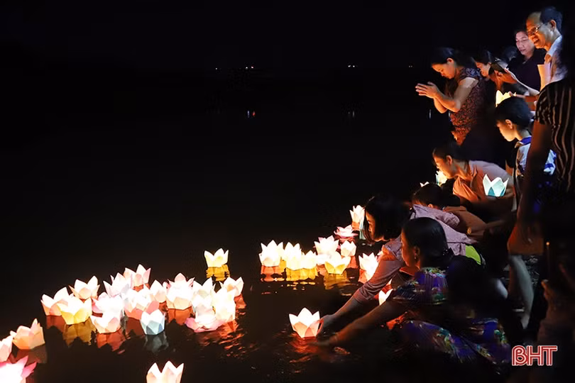 Độc đáo lễ hội cầu an, thả đèn hoa đăng trên sông Ngàn Phố
