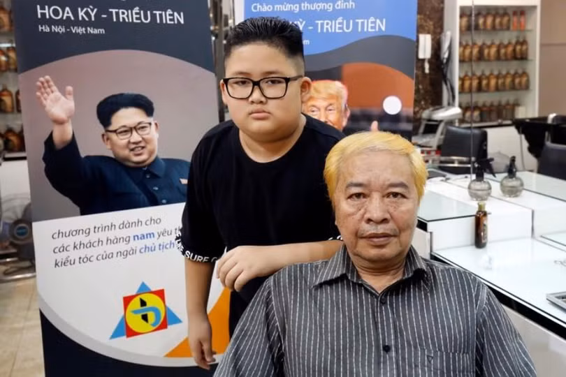 Tiệm cắt tóc miễn phí phong cách Trump - Kim ở Việt Nam lên báo nước ngoài