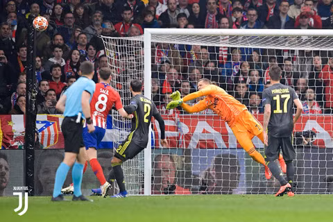 Atletico giành lợi thế lớn trước trận lượt về, Man City nhận bàn thua gây tranh cãi vì VAR