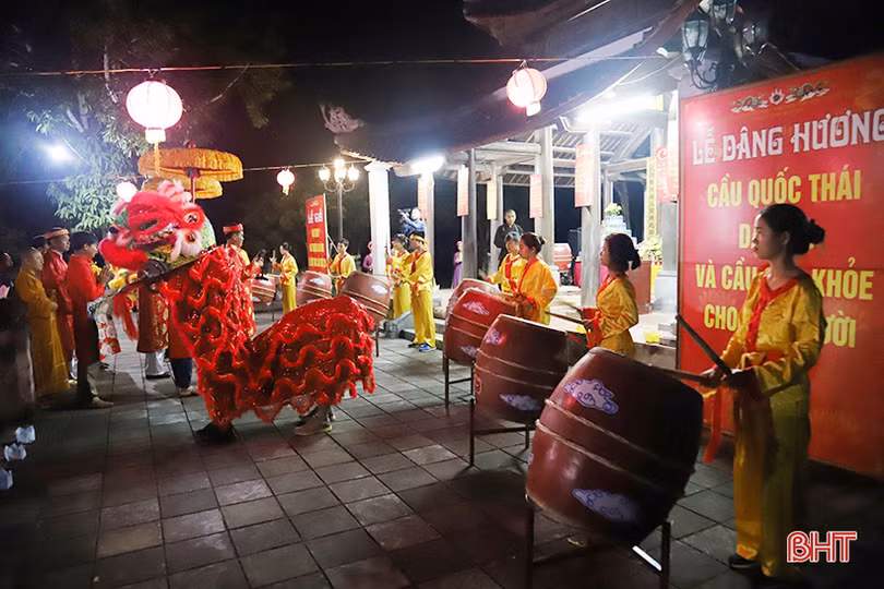 Độc đáo lễ hội cầu an, thả đèn hoa đăng trên sông Ngàn Phố