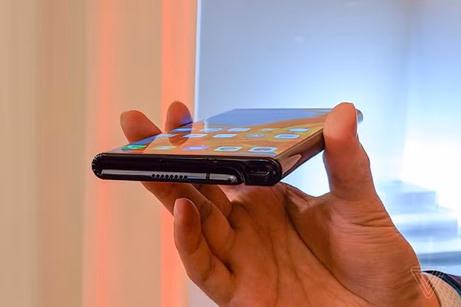 Ảnh thực tế Huawei Mate X - màn hình gập, 3 camera, hỗ trợ 5G