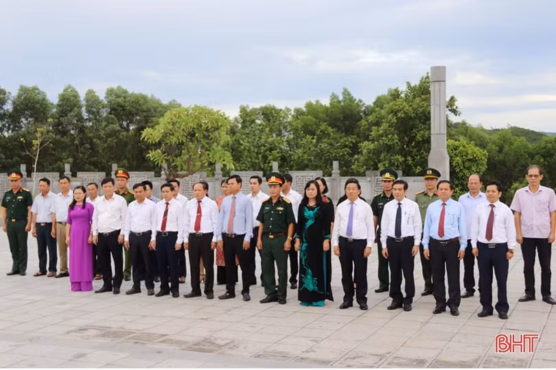 Lãnh đạo tỉnh Hà Tĩnh dâng hương tại các địa chỉ đỏ 