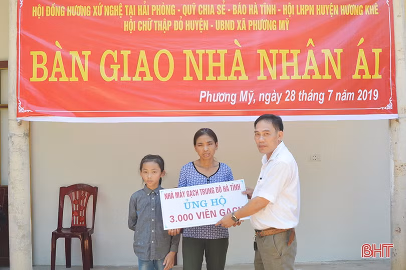 Báo Hà Tĩnh cùng nhà tài trợ bàn giao nhà nhân ái cho phụ nữ nghèo đơn thân