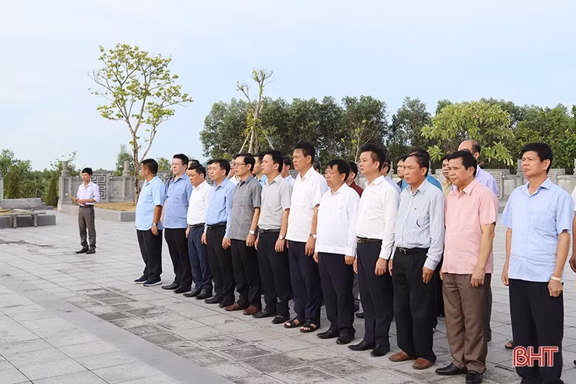 Đoàn cán bộ tỉnh Hà Giang dâng hương tại các “địa chỉ đỏ” của Hà Tĩnh