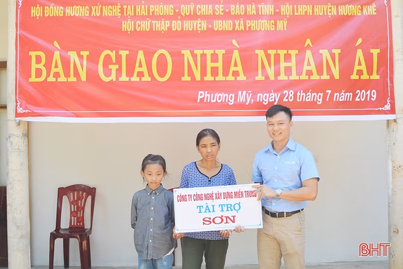 Báo Hà Tĩnh cùng nhà tài trợ bàn giao nhà nhân ái cho phụ nữ nghèo đơn thân