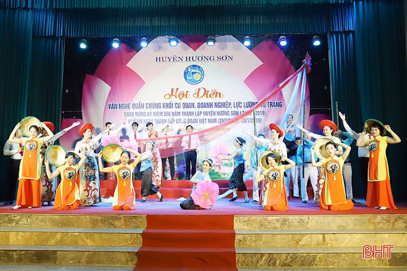 Ấn tượng hội diễn chào mừng kỷ niệm 550 năm thành lập huyện Hương Sơn