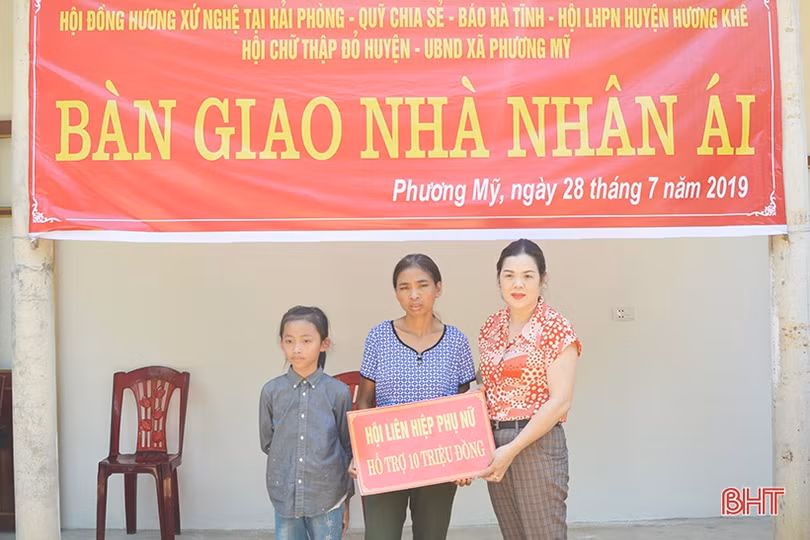Báo Hà Tĩnh cùng nhà tài trợ bàn giao nhà nhân ái cho phụ nữ nghèo đơn thân