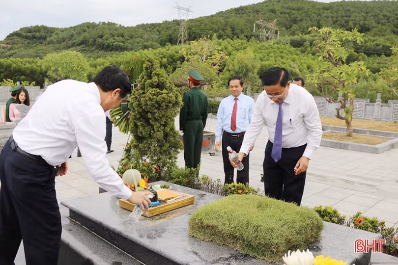 Lãnh đạo tỉnh Hà Tĩnh dâng hương tại các địa chỉ đỏ 