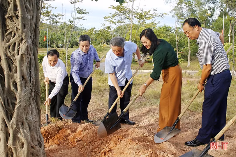 Chánh án TAND tối cao dâng hương tri ân các anh hùng liệt sỹ ở Ngã ba Đồng Lộc