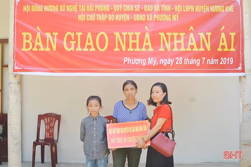 Báo Hà Tĩnh cùng nhà tài trợ bàn giao nhà nhân ái cho phụ nữ nghèo đơn thân