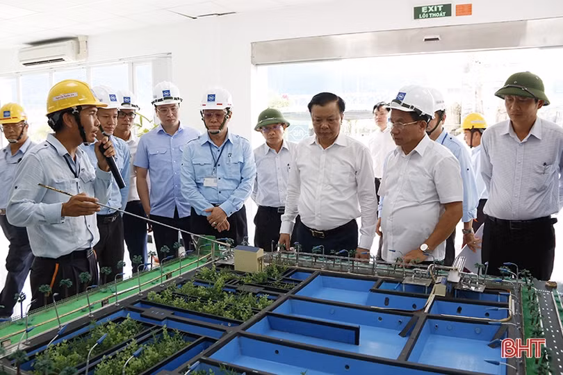 Bộ trưởng Tài chính Đinh Tiến Dũng tham quan KKT Vũng Áng