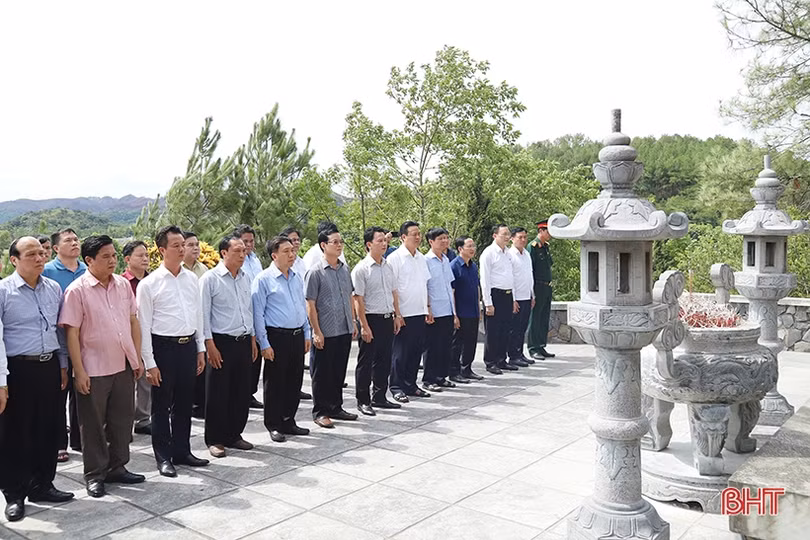 Đoàn cán bộ tỉnh Hà Giang dâng hương tại các “địa chỉ đỏ” của Hà Tĩnh