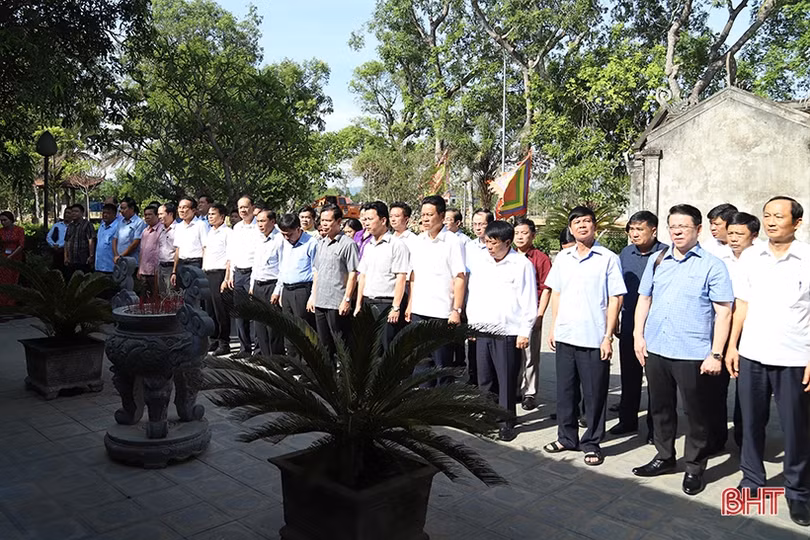 Đoàn cán bộ Hà Giang trao đổi kinh nghiệm khai thác du lịch, xây dựng NTM tại Hà Tĩnh