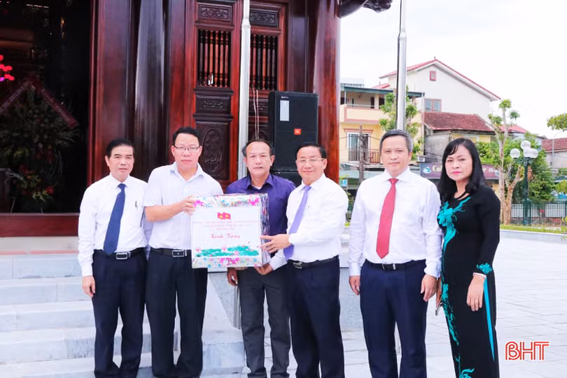 Lãnh đạo tỉnh Hà Tĩnh dâng hương tại các địa chỉ đỏ 