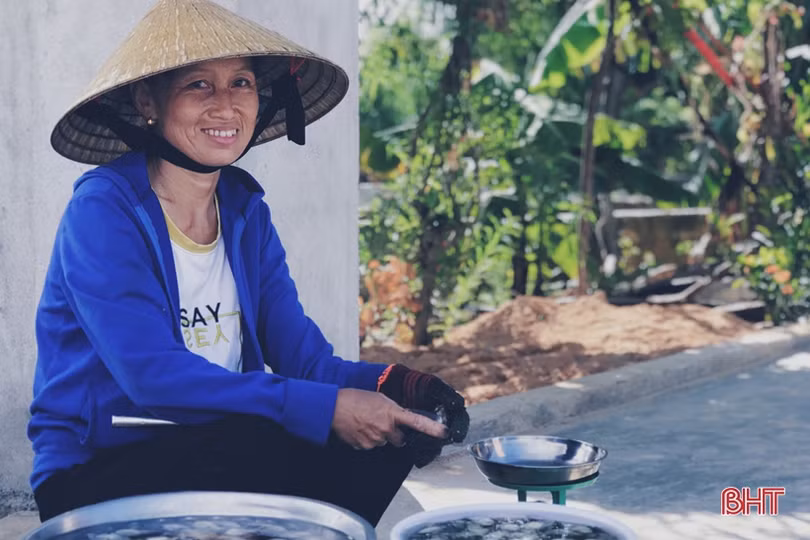 Về Hà Tĩnh xem phụ nữ miền biển đục... hàu!