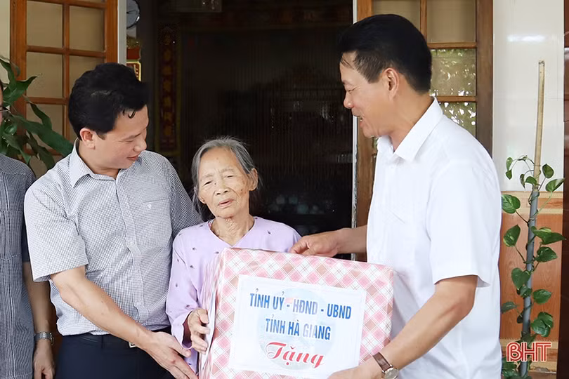 Đoàn cán bộ tỉnh Hà Giang dâng hương tại các “địa chỉ đỏ” của Hà Tĩnh