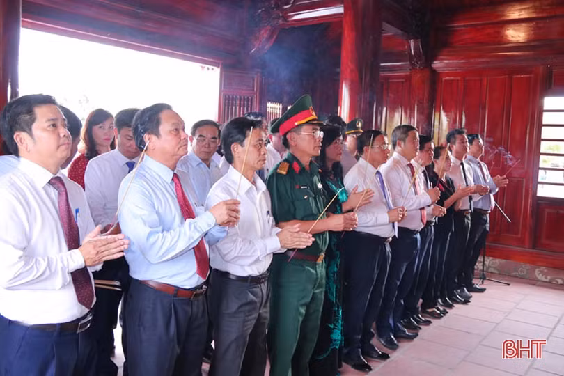 Lãnh đạo tỉnh Hà Tĩnh dâng hương tại các địa chỉ đỏ 