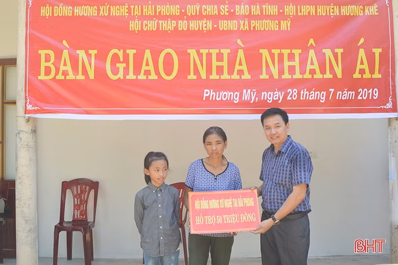 Báo Hà Tĩnh cùng nhà tài trợ bàn giao nhà nhân ái cho phụ nữ nghèo đơn thân