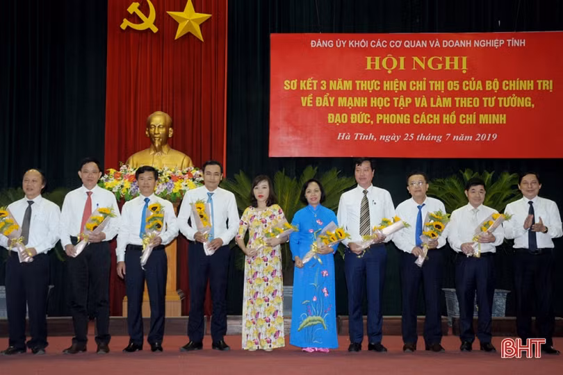 Đảng ủy Khối CCQ&DN Hà Tĩnh vinh danh 47 tập thể, cá nhân học và làm theo Bác