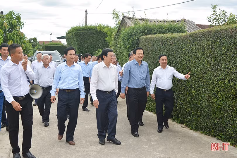 Nguyên Chủ tịch nước Trương Tấn Sang dâng hương các địa chỉ đỏ, tham quan NTM ở Hà Tĩnh