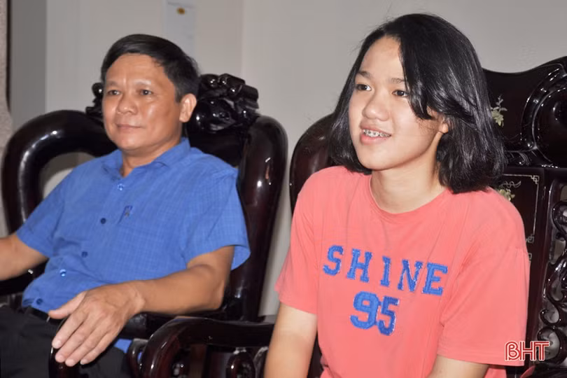 2 thủ khoa thi THPT quốc gia ở Hà Tĩnh nhận học bổng trị giá 100 triệu đồng