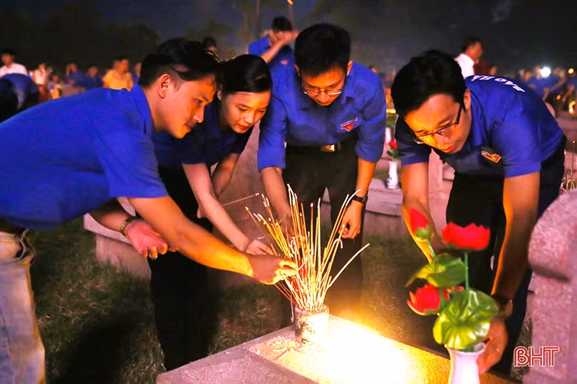 Ngàn ngọn nến bừng sáng trên mộ liệt sỹ ở Hà Tĩnh