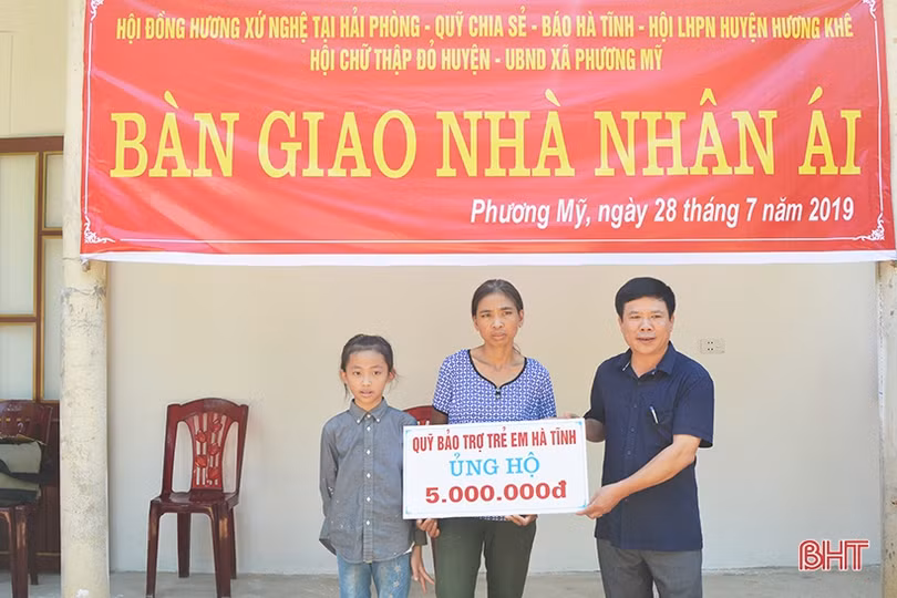 Báo Hà Tĩnh cùng nhà tài trợ bàn giao nhà nhân ái cho phụ nữ nghèo đơn thân