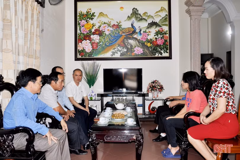 2 thủ khoa thi THPT quốc gia ở Hà Tĩnh nhận học bổng trị giá 100 triệu đồng