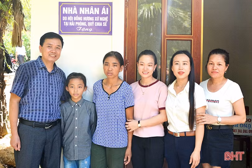 Báo Hà Tĩnh cùng nhà tài trợ bàn giao nhà nhân ái cho phụ nữ nghèo đơn thân