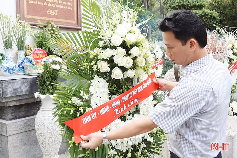 Đoàn cán bộ tỉnh Hà Giang dâng hương tại các “địa chỉ đỏ” của Hà Tĩnh