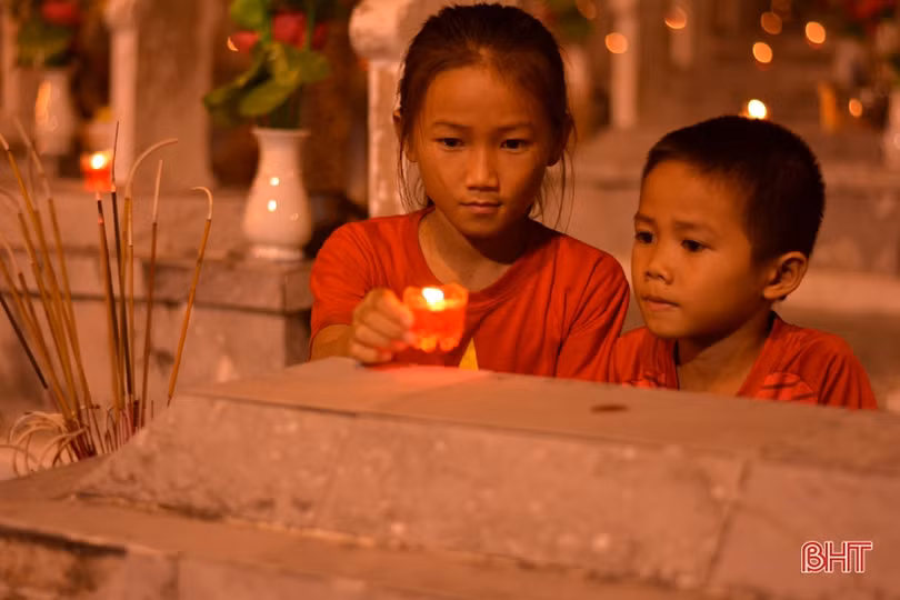 Ngàn ngọn nến bừng sáng trên mộ liệt sỹ ở Hà Tĩnh